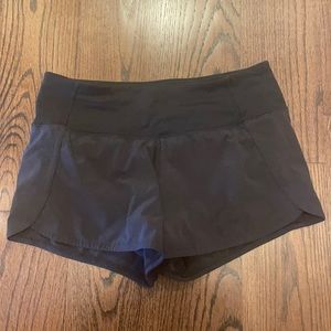 black lululemon shorts